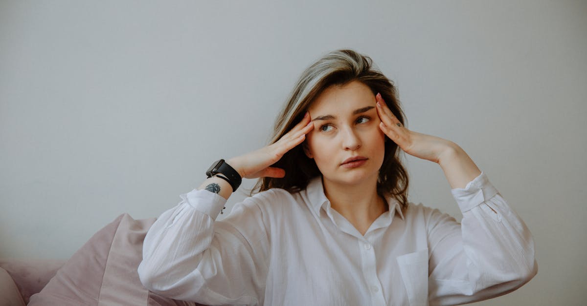 découvrez le lien entre le stress et l'apparition des cheveux blancs, ainsi que des conseils pour prévenir ce phénomène naturel lié au vieillissement et au mode de vie.