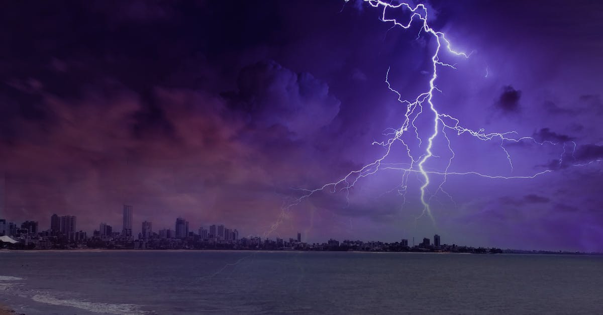 découvrez tout sur le phénomène naturel impressionnant du tonnerre et des éclairs : explications, causes et conseils de sécurité.