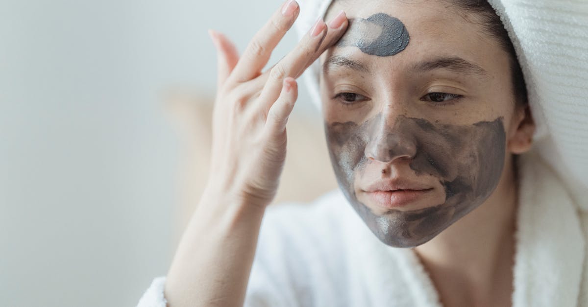 découvrez les substances toxiques couramment présentes dans les nettoyants pour le visage et apprenez à choisir des produits plus sûrs pour votre peau.