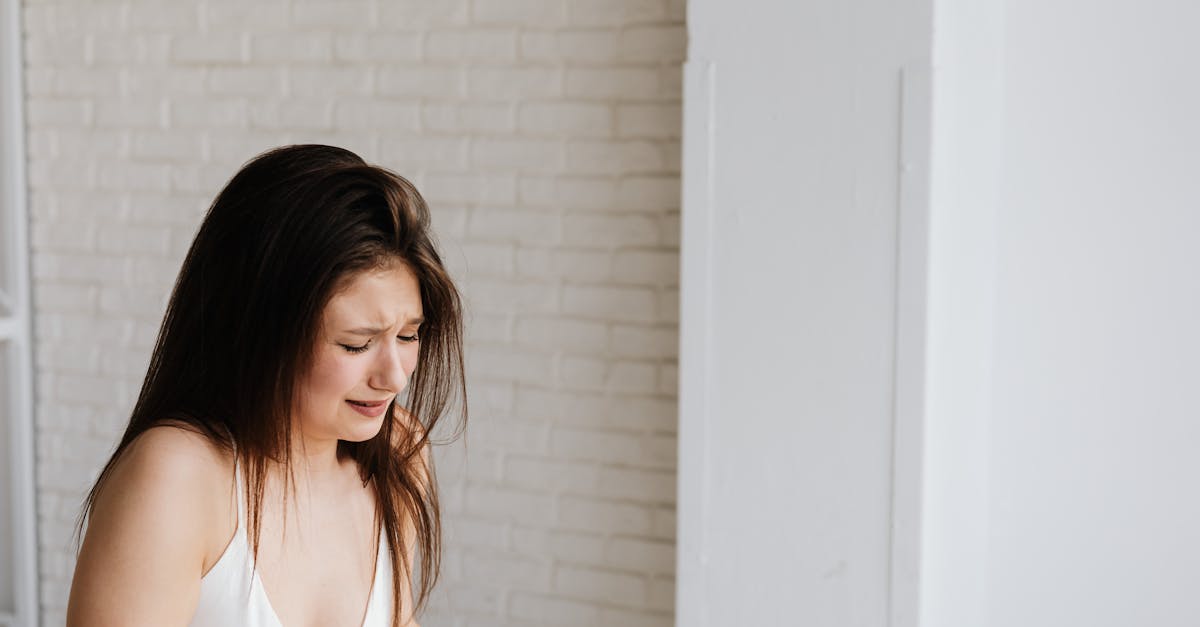 découvrez la signification et l'origine de l'expression « crocodile tears », qui désigne des larmes hypocrites ou feintes.