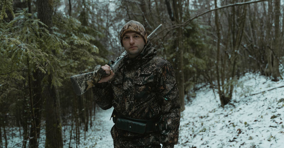 découvrez comment les lions mâles chassent en groupe, leurs techniques de chasse et leur rôle dans la savane.
