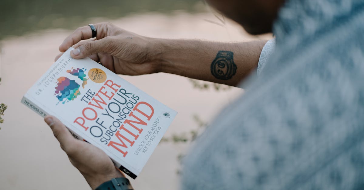 découvrez l'art fascinant de la lecture de pensée, explorez comment interpréter les signaux et comprendre les intentions cachées des autres.