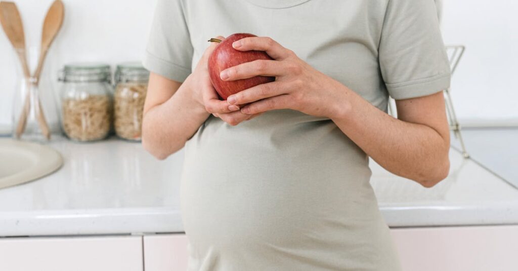 Quels aliments privilégier et éviter pour une grossesse saine conseils nutritionnels pour une grossesse saine : découvrez les aliments essentiels et les meilleures pratiques pour soutenir le développement de bébé et le bien-être de la maman.