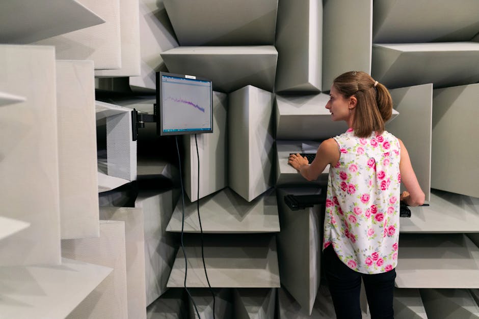 Acoustic chamber or anechoic room with sound-absorbing wedges