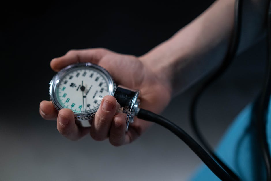 Le sel fait-il vraiment monter la tension artérielle chez tout le monde ? Detailed close-up of a hand holding a sphygmomanometer, showcasing medical equipment in use.