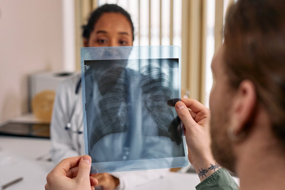 Les rayons X ont-ils vraiment été découverts par accident ? Histoire vraie derrière le mythe Doctor reviews chest x-ray results with patient in a medical office.