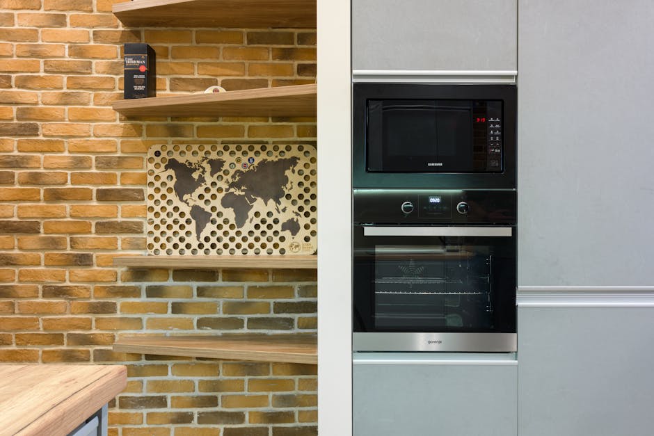 Four à micro-ondes moderne dans une cuisine domestique