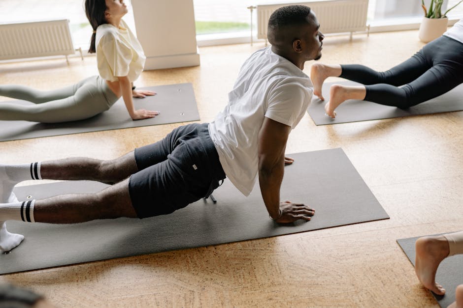 La couleur de l’urine dit beaucoup sur votre santé, mais pas autant qu’on le croit Adults in a yoga class performing stretches on mats in a well-lit studio.