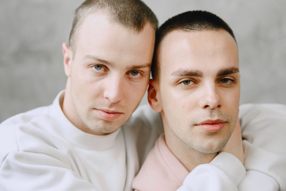 Les jumeaux peuvent-ils ressentir la douleur de l’autre ? Ce que dit vraiment la science Intimate close-up portrait of a loving couple embracing indoors.