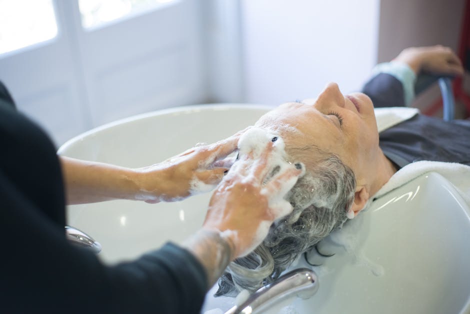Femme appliquant un soin capillaire ou un massage du cuir chevelu