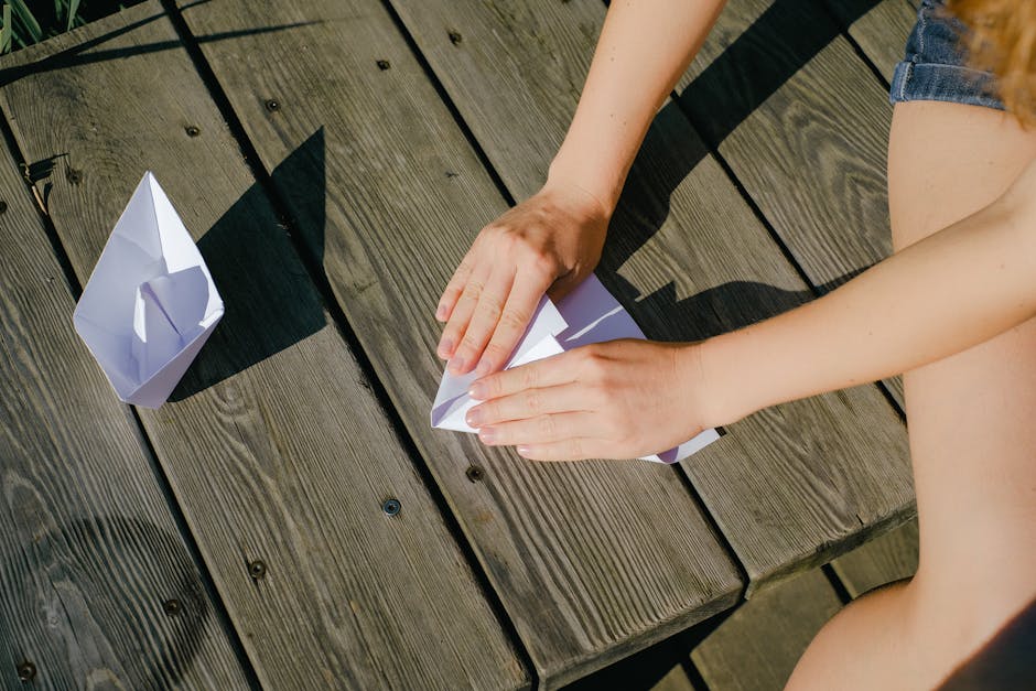 Feuille A4 being folded repeatedly on a desk