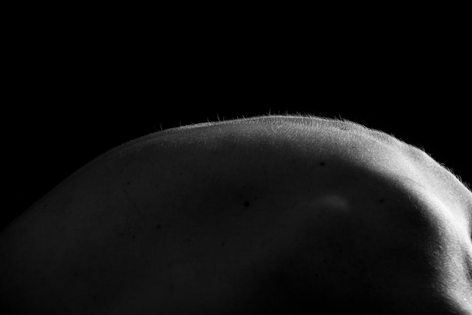 Silhouette humaine dans l’obscurité avec légère lueur