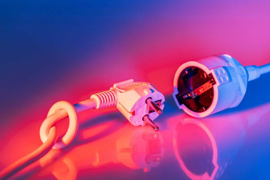 Prise électrique et câble dans une salle de bains moderne