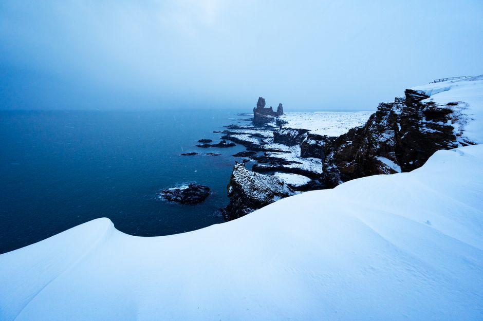 Illustration d’un paysage arctique avec neige soufflée par le vent