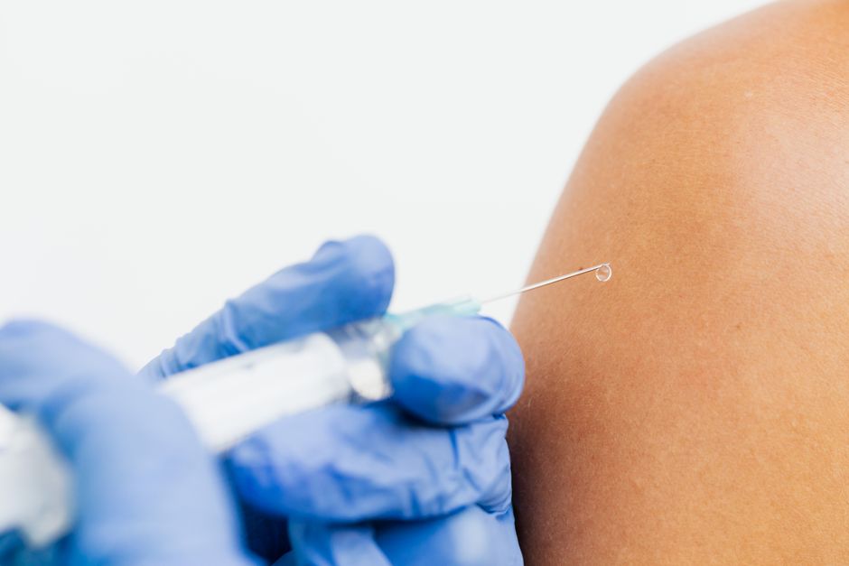 Les vaccins contiennent-ils vraiment du mercure dangereux ? Ce que disent les données, pas les rumeurs Close-up of a healthcare professional administering a vaccine.