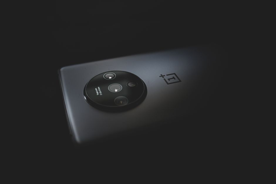 L’utilisation du téléphone à la station-service est-elle vraiment dangereuse ? La vérité derrière l’interdiction Detailed close-up of a modern smartphone camera against a dark background.