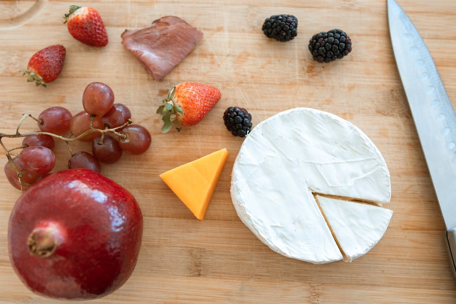 Le fromage donne-t-il vraiment des cauchemars ? Ce que disent vraiment les études A gourmet arrangement of cheeses and fruits on a wooden board, perfect for a stylish spread.