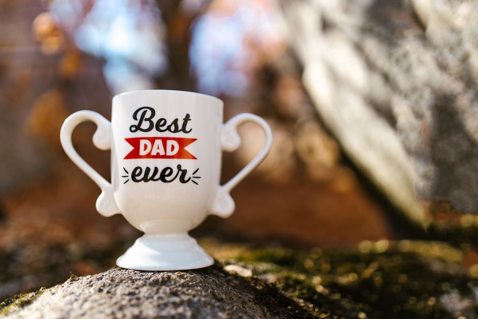 Le rire est-il vraiment le meilleur médicament ? Ce que disent les neurosciences et la clinique Celebrate Father's Day with this charming Best Dad Ever mug trophy in a natural setting.