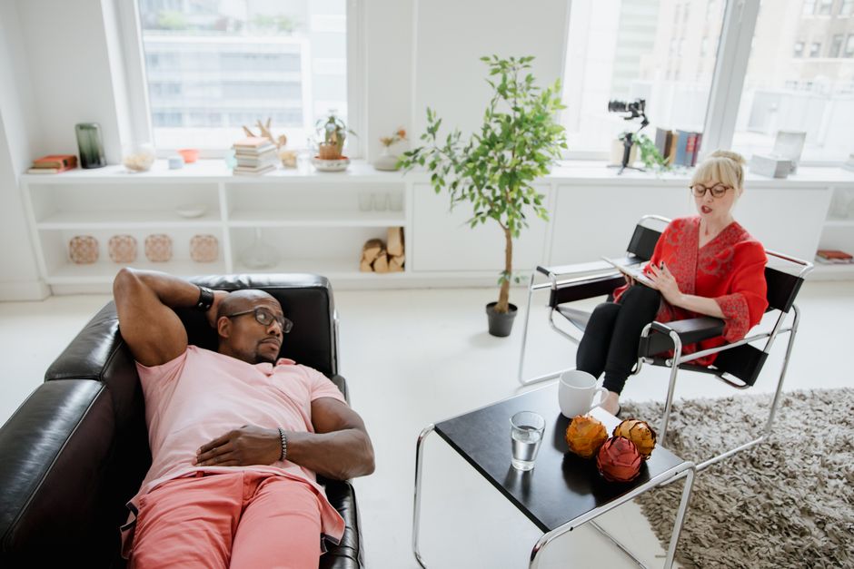 Calm therapeutic conversation in a professional setting