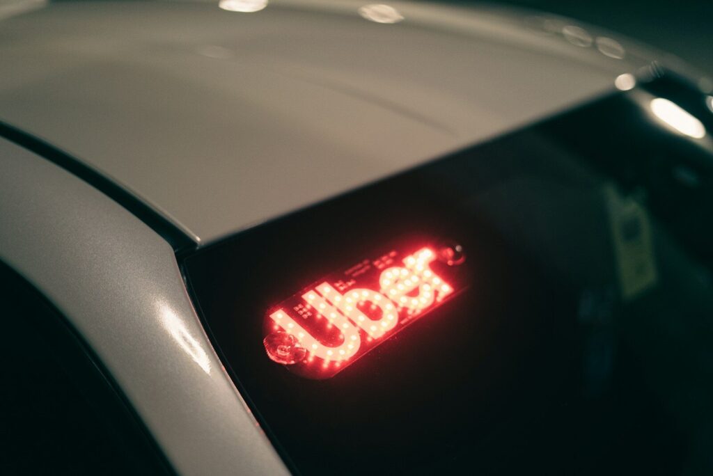Taxi vs Uber : lequel coûte vraiment plus cher ? La réponse va vous surprendre A close up of a car's tail light