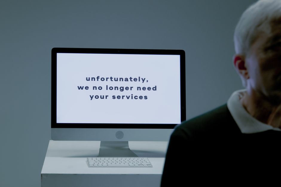 Les écrans abîment-ils vraiment les yeux? Le verdict vérifié A computer screen displays a termination message, indicating job loss or unemployment.