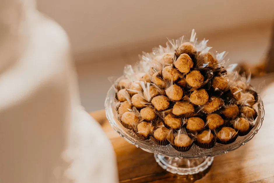 La pyramide alimentaire est-elle encore valide? A pyramid of brigadeiros elegantly arranged on a decorative stand, perfect for a party or celebration.