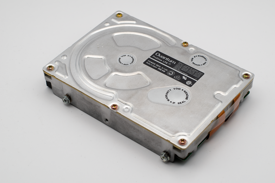 Les ordinateurs quantiques vont-ils casser tous les codes de chiffrement? Retro Quantum ProDrive hard disk drive on a light background, showcasing vintage computer technology.