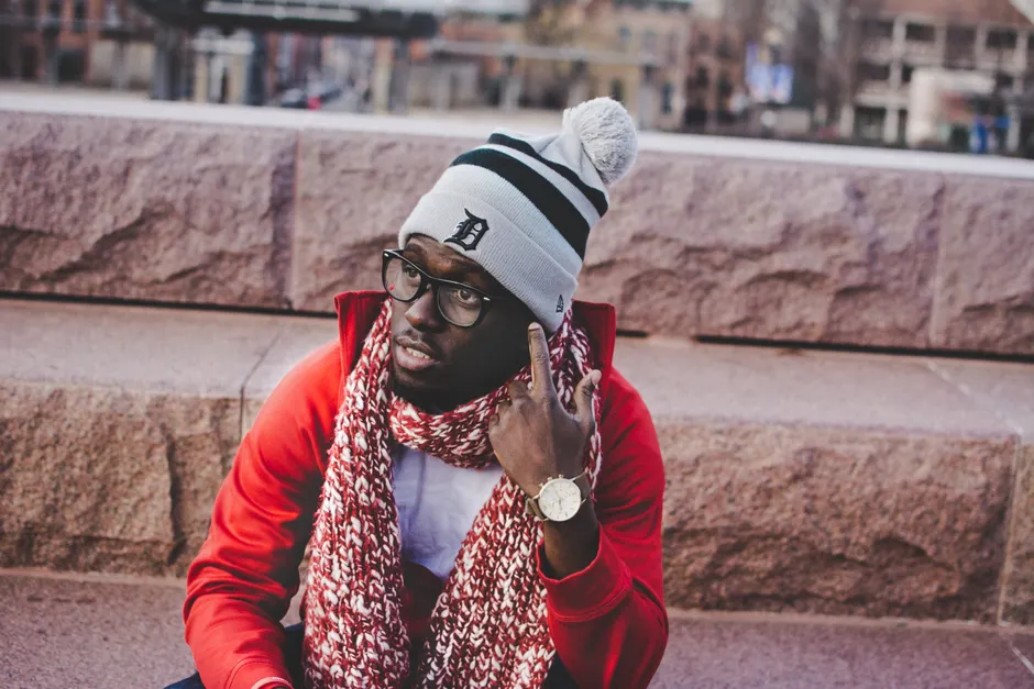 Peut-on attraper un rhume parce qu’on a froid? Le virus au banc d’essai Black man wearing winter fashion with scarf and beanie outdoors, posing confidently.