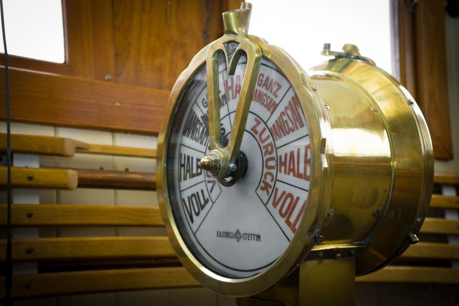L’alphabet morse est-il toujours utilisé aujourd’hui? Close-up of a vintage brass ship telegraph in a classic wooden interior, exuding nostalgic charm.
