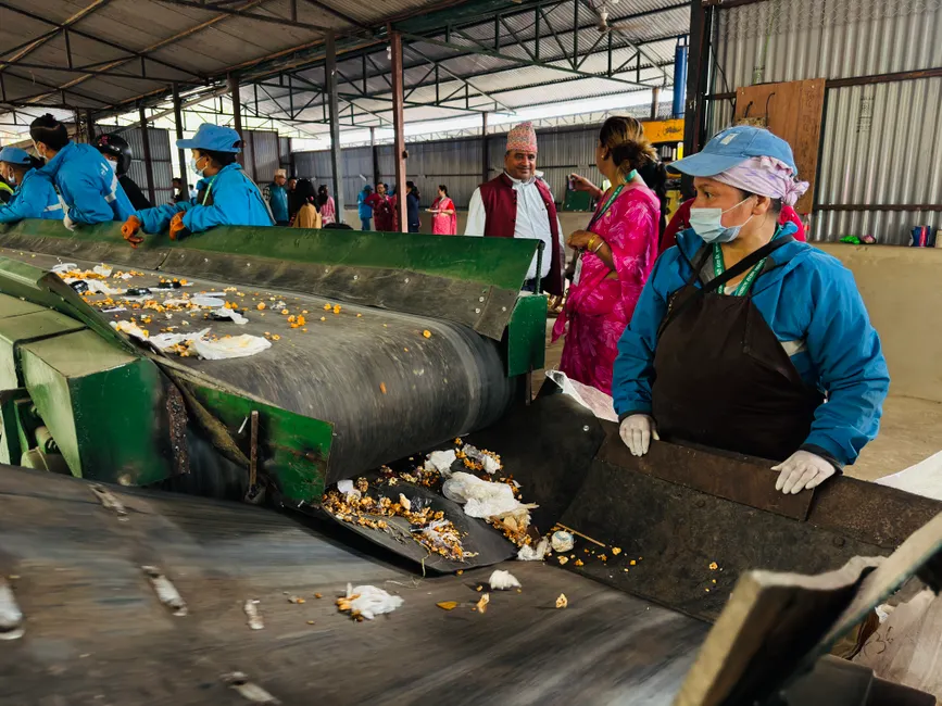 Le recyclage du plastique résout-il vraiment le problème de la pollution? Verdict : plutôt faux Workers sorting waste in a recycling facility in Butwal, Nepal, showcasing environmental sustainability efforts.