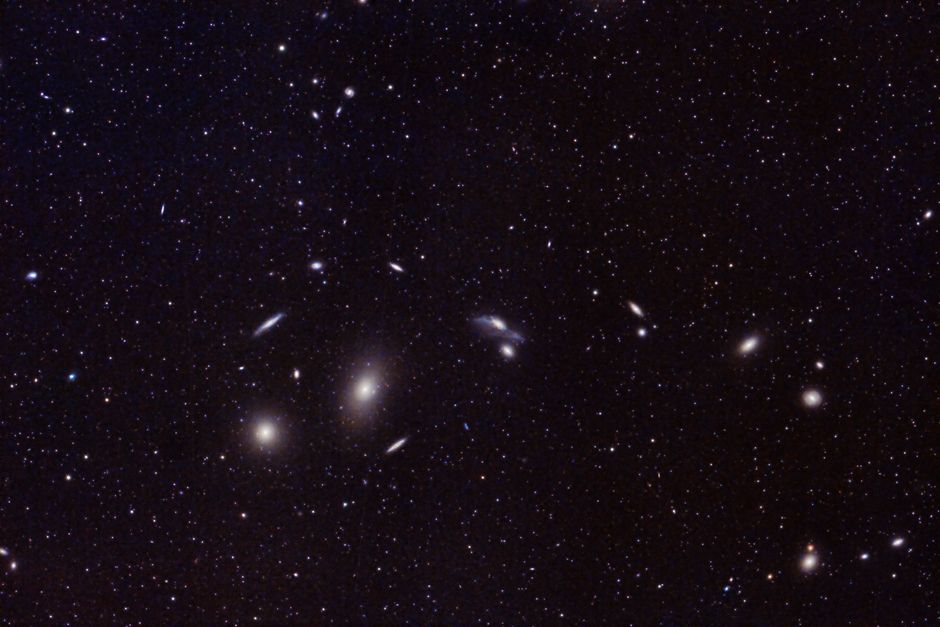 La matière noire existe-t-elle vraiment? Les indices vérifiés Captivating image of distant galaxies and star clusters in the vast universe. Perfect for astronomy enthusiasts.
