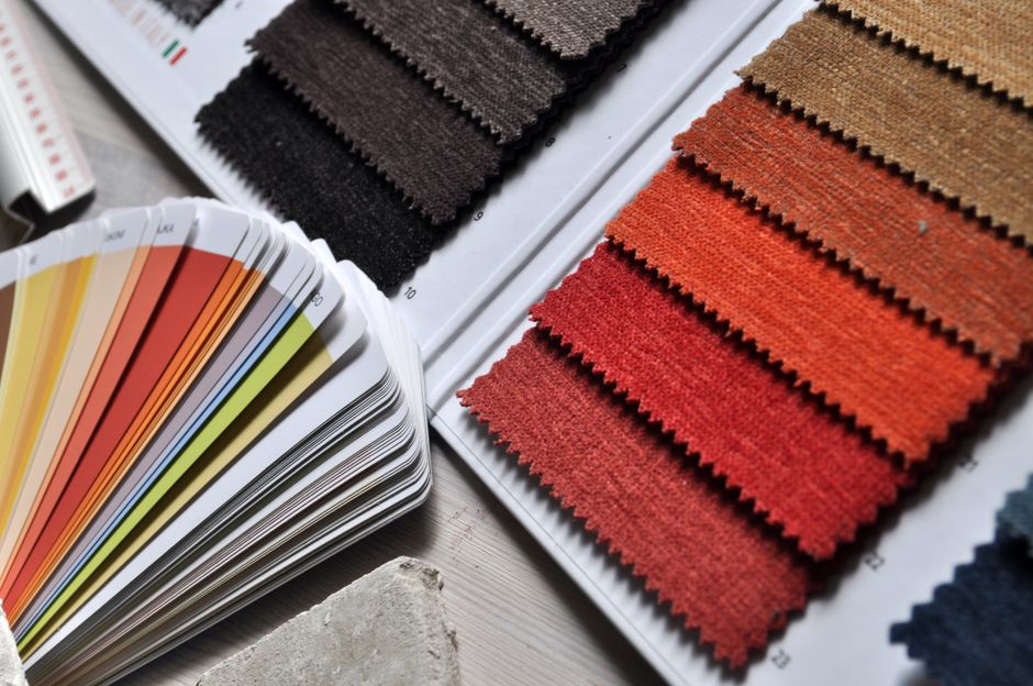 Les couleurs ont-elles vraiment un effet sur notre humeur? Close-up of fabric swatches and color palette, ideal for interior design and textile projects.