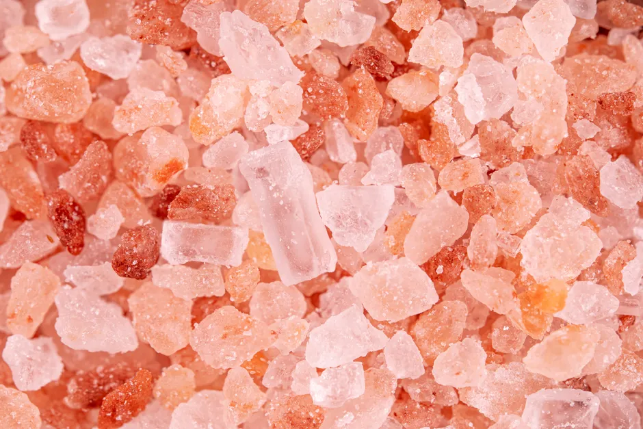 Le sel rose de l’Himalaya est-il vraiment meilleur pour la santé? Macro image showcasing the detailed texture and color of pink Himalayan salt crystals.